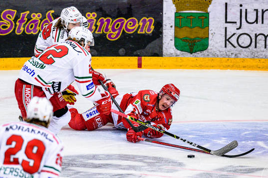 Troja/Ljungbys Oscar Öhman faller