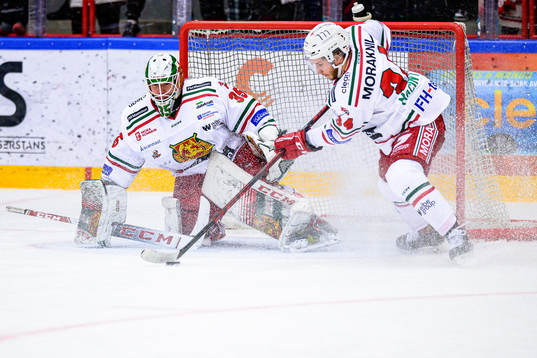 Moras målvakt Matteus Ward och Bobby MacIntyre