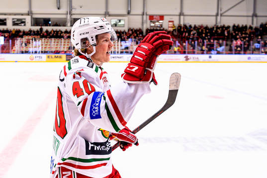 Moras Anton Heikkinen jublar