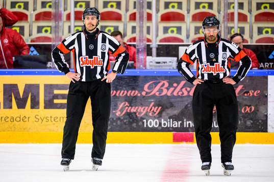 Domare Kristoffer Folkstrand och Domare Fredrik Rönnberg