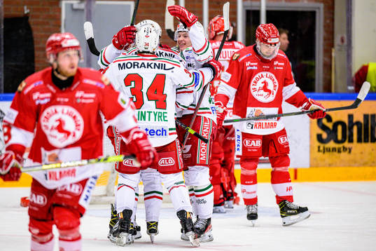 Moras Bobby MacIntyre och Emil Oksanen jublar