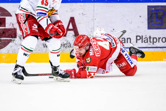 Troja/Ljungbys Arvid Degerstedt faller