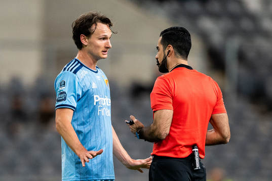 Djurgårdens Hjalmar Ekdal i samtal med domare Mohammed