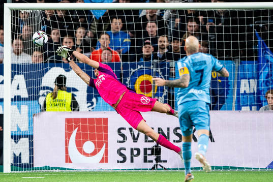 Djurgårdens målvakt Jacob Widell Zetterström räddar