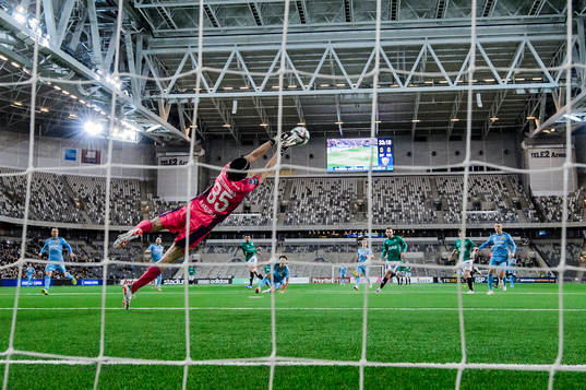 Djurgårdens målvakt Jacob Widell Zetterström räddar ett