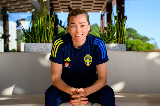 Linda Sembrant pose for a portrait