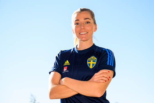 Linda Sembrant pose for a portrait