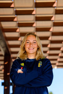 Hanna Bennison pose for a portrait