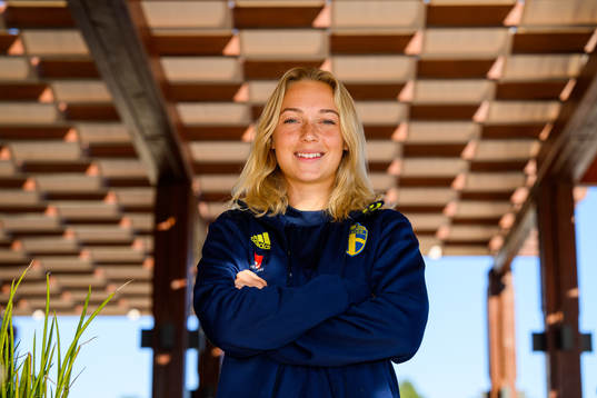 Hanna Bennison pose for a portrait