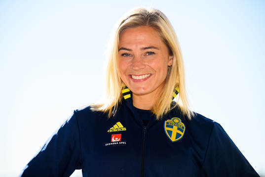 Fridolina Rolfö pose for a portrait