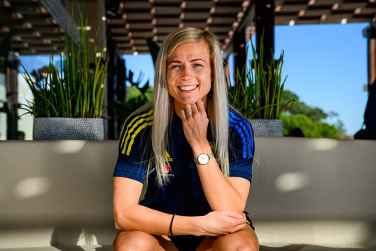 Hanna Glas pose for a portrait