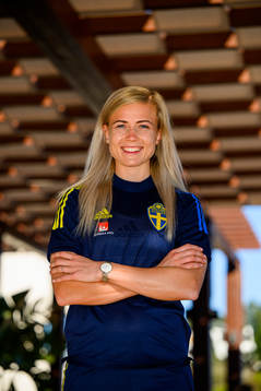 Hanna Glas pose for a portrait