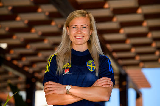Hanna Glas pose for a portrait
