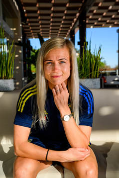 Hanna Glas pose for a portrait