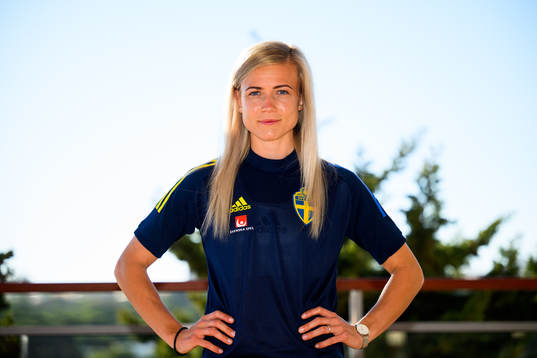 Hanna Glas pose for a portrait