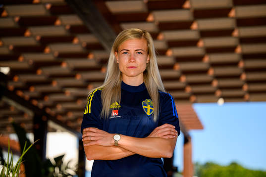 Hanna Glas pose for a portrait