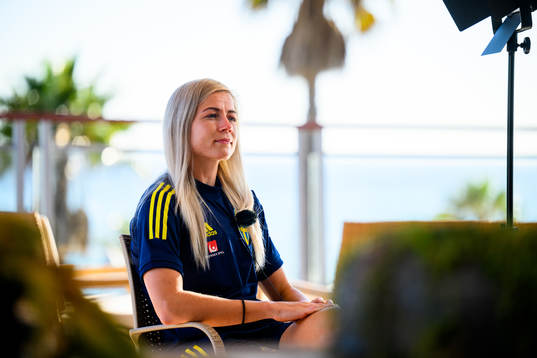 Hanna Glas is interviewed by the media