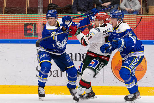 Frölundas Mats Rosseli Olsen i en kamp mot Leksands Jon