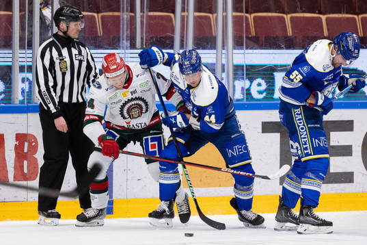 Frölundas Andreas Borgman i en kamp mot Leksands Carter
