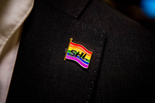 SHL pride-pin på kavaj innan ishockeymatchen i SHL mellan