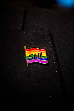 SHL pride-pin på kavaj innan ishockeymatchen i SHL mellan