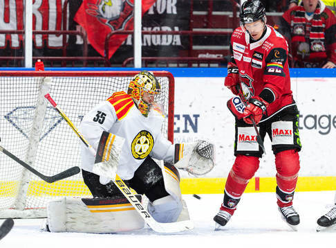 Malmö Redhawks Lars Bryggman och Brynäs målvakt Veini