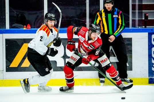 Brynäs Oscar Birgersson och Malmö Redhawks Carl Persson