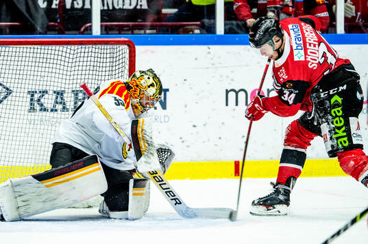 Malmö Redhawks Carl Söderberg mot Brynäs målvakt Veini