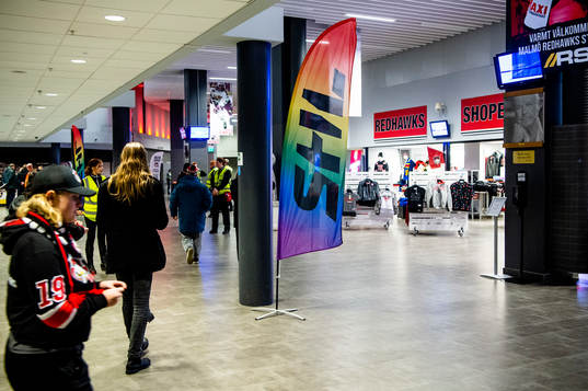 Pride flagga i Malmö arena innan ishockeymatchen i SHL