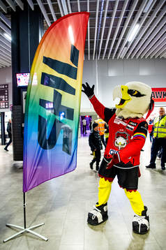 Malmö Redhawks maskot Hawkan med en prideflagga innan