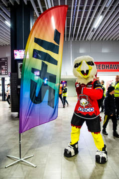 Malmö Redhawks maskot Hawkan med en prideflagga innan