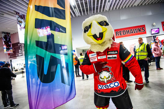 Malmö Redhawks maskot Hawkan med en prideflagga innan