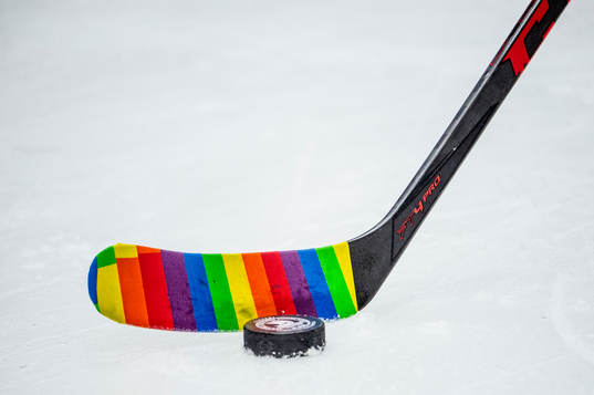 Klubba med pride-tejp innan ishockeymatchen i SHL mellan