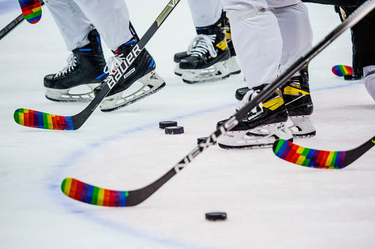 Klubbor med pride-tejp innan ishockeymatchen i SHL mellan