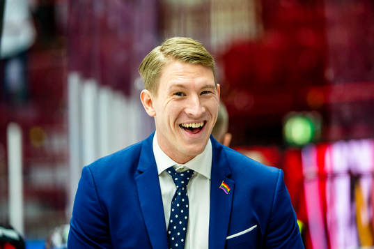 Malmö Redhawks prideambassadör Emil Sylvegård innan