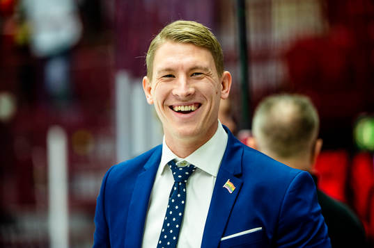 Malmö Redhawks prideambassadör Emil Sylvegård innan