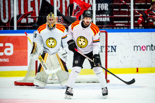 Brynäs Emil Molin framför målvakt Veini Vehviläinen
