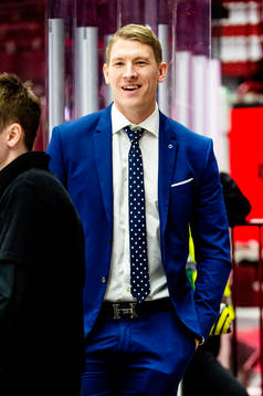 Malmö Redhawks Emil Sylvegård med en ställning på benet