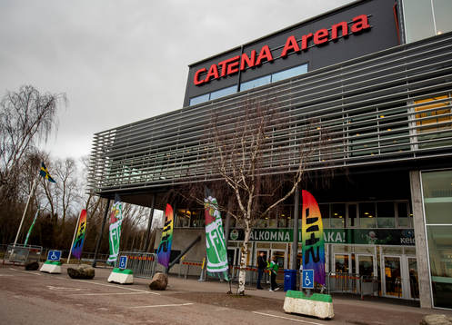 Catena Arena med Pride beachflaggor