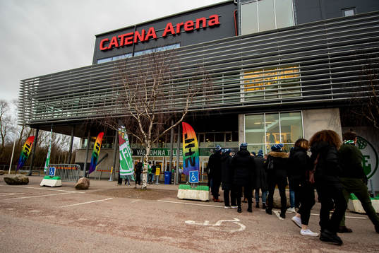 Catena Arena med Pride beachflaggor