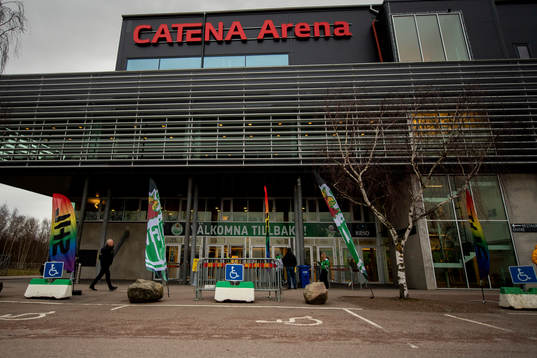 Catena Arena med Pride beachflaggor