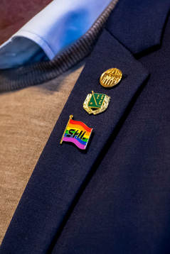 SHL pin med Pride flagga och Rögle pins