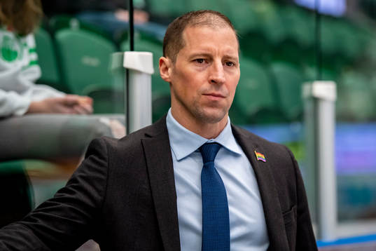 Rögles tränare Cam Abbott med en Pride pin