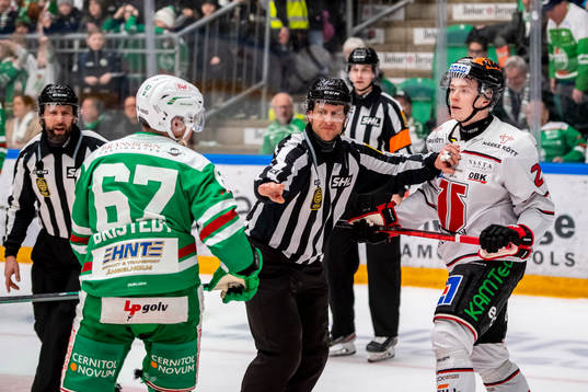 Rögles Leon Bristedt och Örebros Linus Öberg i bråk