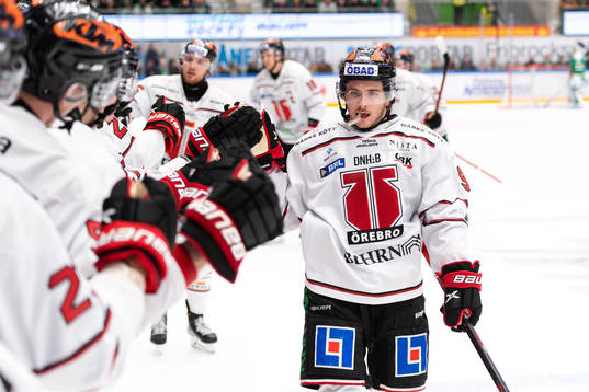 Örebros Nicholas Halloran jublar