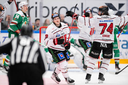 Örebros Nicholas Halloran jublar