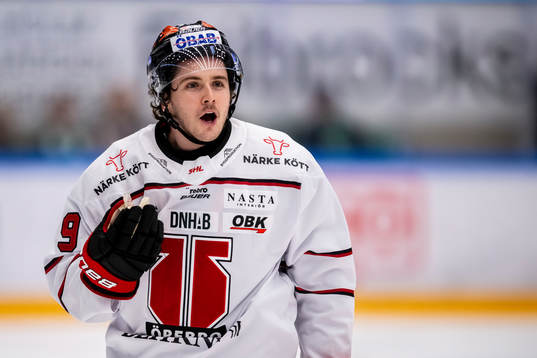 Örebros Nicholas Halloran reagerar på ett domslut