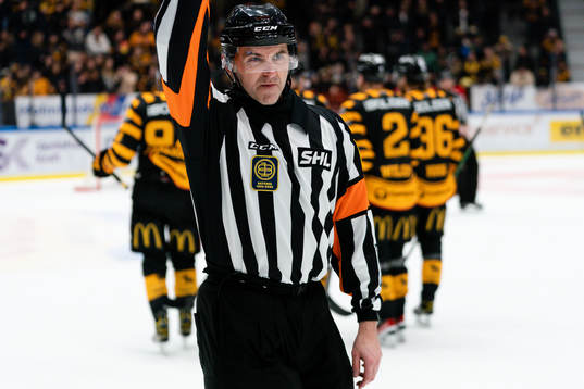 Domare Linus Öhlund har ont