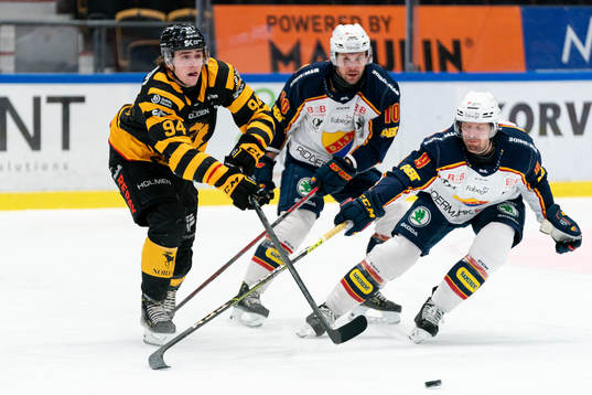 Skellefteås Linus Karlsson i en kamp mot Djurgårdens