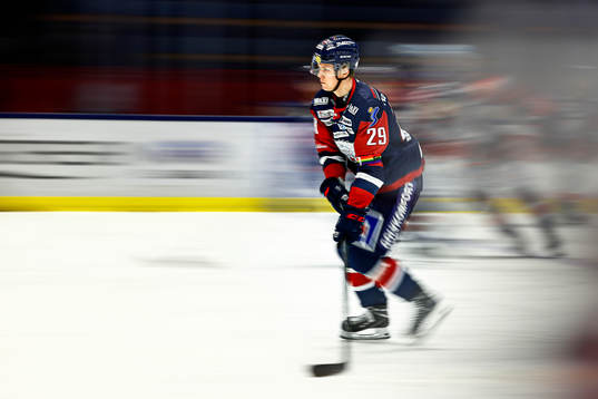 Linköpings Georg Weigeltunder ishockeymatchen i SHL mellan